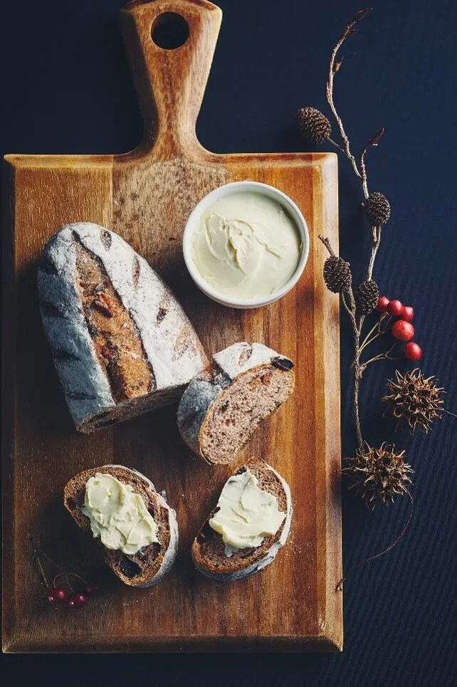 250℃に予熱したオーブンでスチームを入れて約3分焼き、210℃に下げて20～25分焼く。
