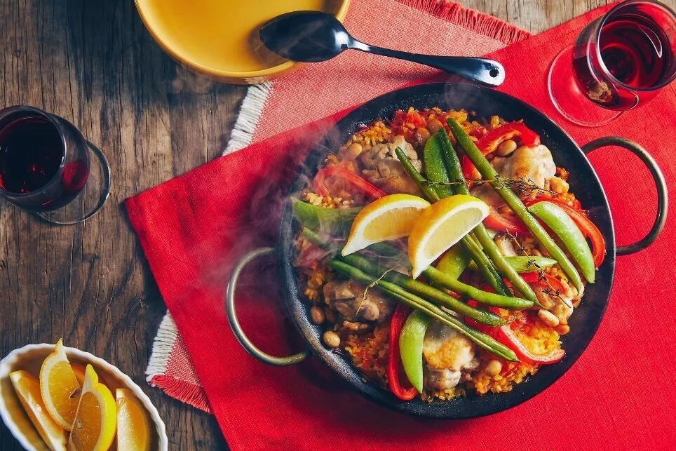 タイムをのせ、アルミ箔で蓋をして弱火で約15分煮込む。パチパチと音がしたら火を止め、約10分蒸らしてレモンを添える。
