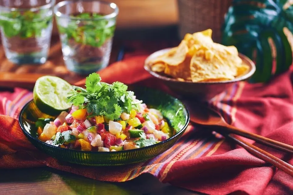 器に盛り、ざく切りにしたパクチーをのせ、ライムを添える。