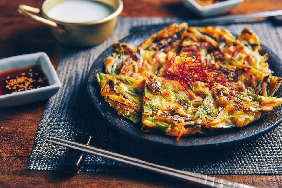 食べやすく切って皿に盛り、糸唐辛子をのせ、混ぜ合わせたBを添える。