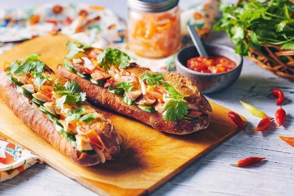 バゲットに切り込みを入れ、バター、レバーペーストを塗る。きゅうり、③、②、唐辛子、パクチーを挟む。