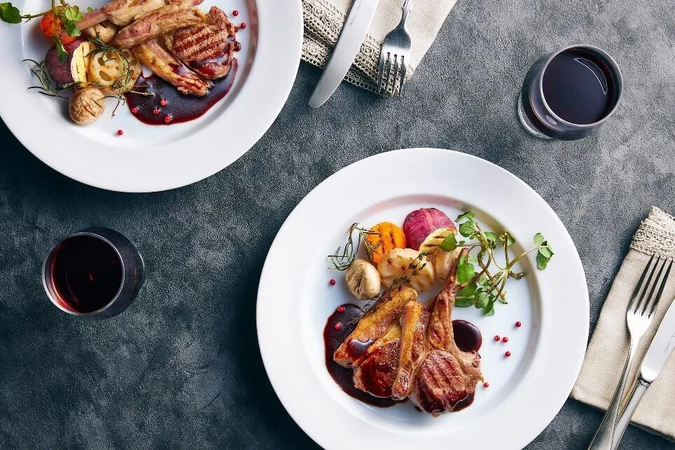器に②をのせて③をかけ、焼き野菜、クレソンを添えてピンクペッパーを散らす。