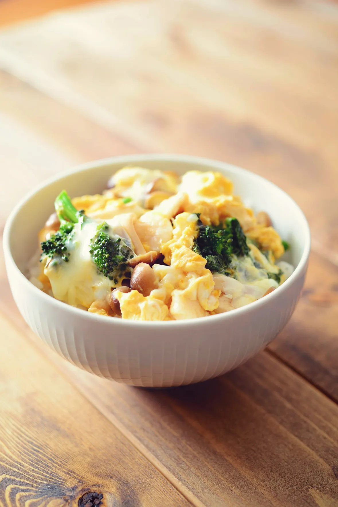 碗にご飯をよそい、②をかける。