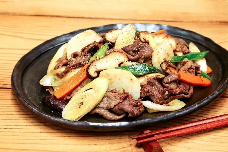 器に盛り、粗びき黒こしょうをふる。