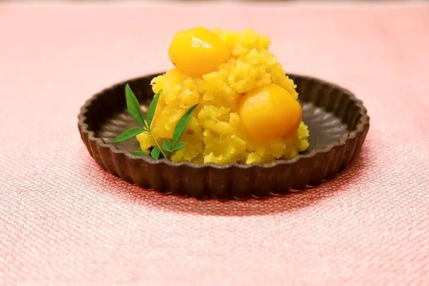 くちなしの実を取り出し、②に砂糖を入れてさつまいもをつぶしながら混ぜ合わせる。Aを加えて弱火で練り、栗の甘露煮を加えて混ぜ合わせる。