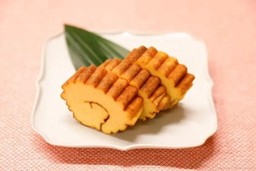 熱いうちに巻きすで巻き、輪ゴムでとめて冷ます。冷めたら食べやすく切る。