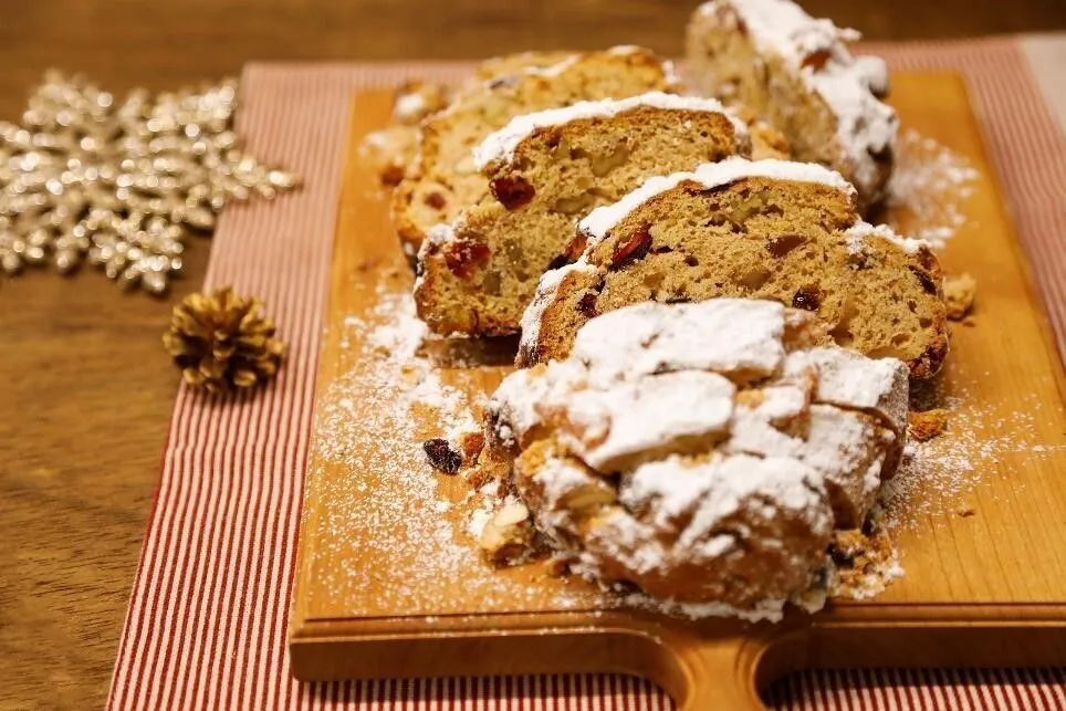 熱いうちに溶かしバターを表面に塗り、粉砂糖をたっぷりかける。冷めたら食べやすい大きさに切る。