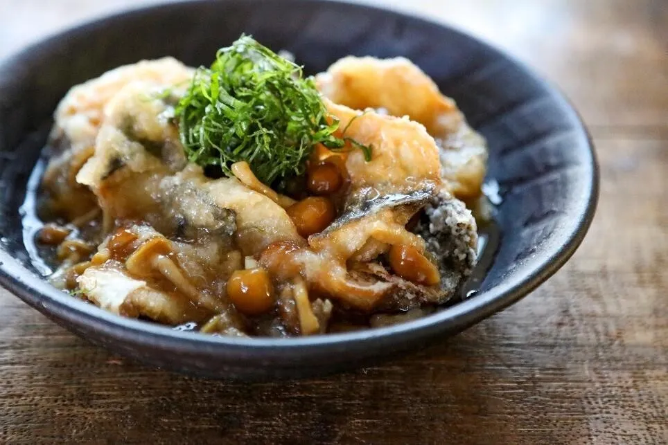 器に②を盛り、③をかけて大葉をのせる。