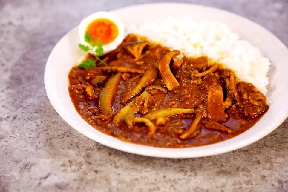 器にご飯をよそい、③をかけてゆで卵を添える。