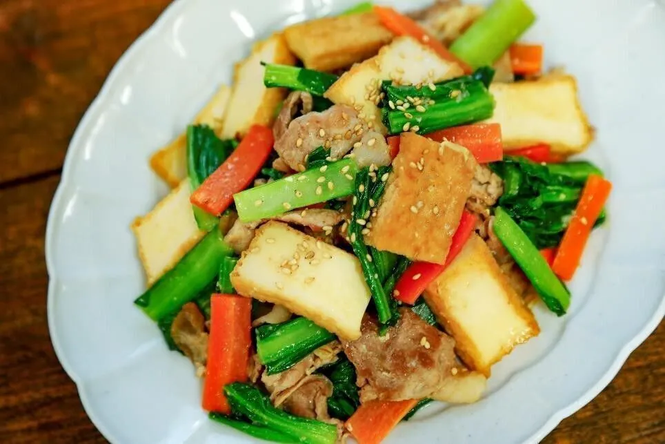 混ぜ合わせたAを入れて汁気がなくなるまで炒め、器に盛って白ごまをふる。