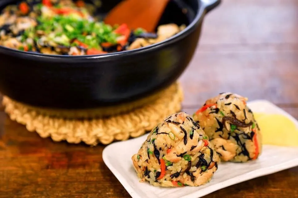 蓋をして火にかけ、沸騰したら弱火で15分、火を止めて約10分蒸らす。ざっくりと混ぜ、青ねぎを散らす。

これで「かしわ飯」の完成です。