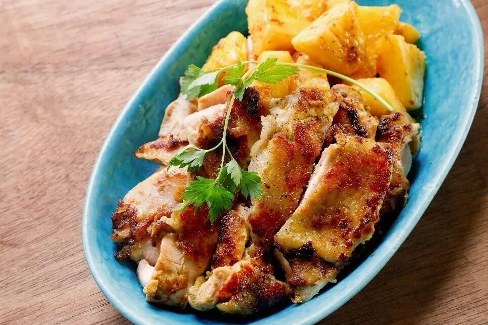 器に盛り、粗びき黒こしょうをふる。