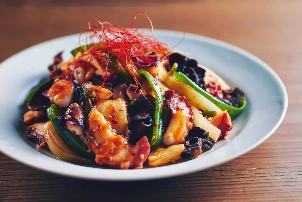 器に盛り、糸唐辛子をのせる。