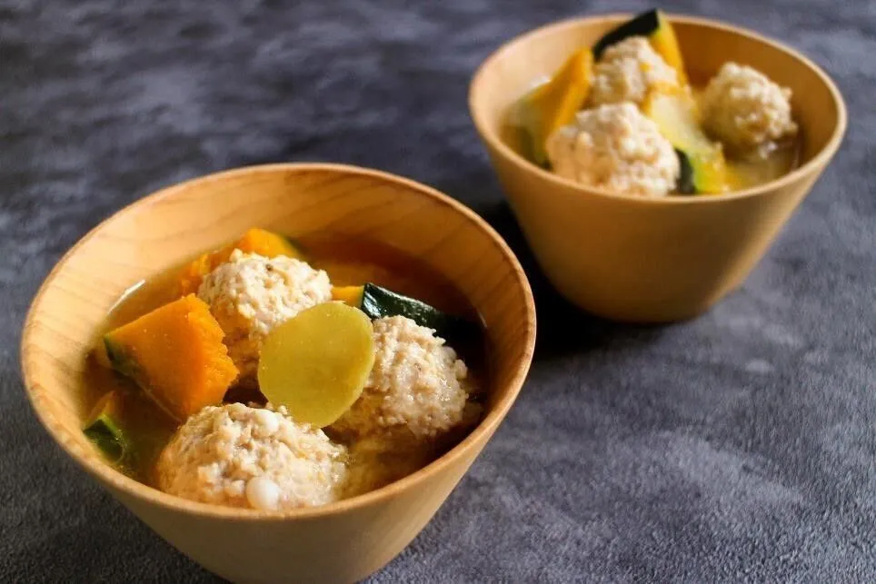 火が通ったらみそを溶き入れる。