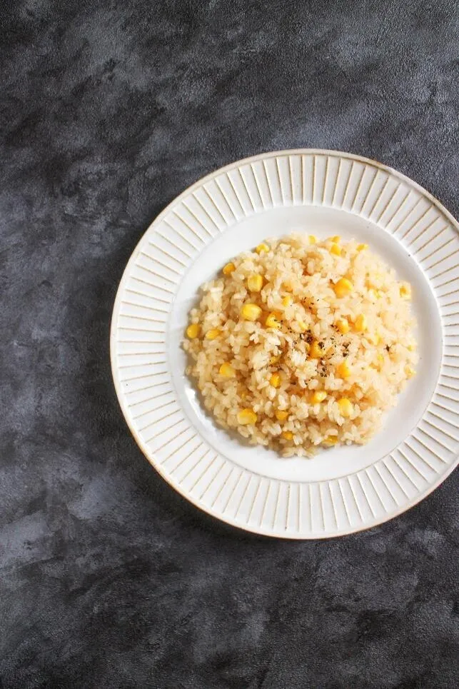 普通の分量の水を加え、普通に炊く。炊き上がったらざっくりと混ぜ、器に盛って黒こしょうをふる。