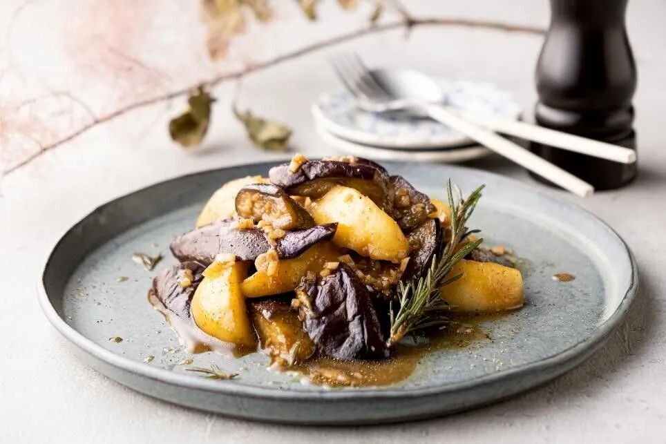 器に盛って、粗びき黒こしょうをふる。