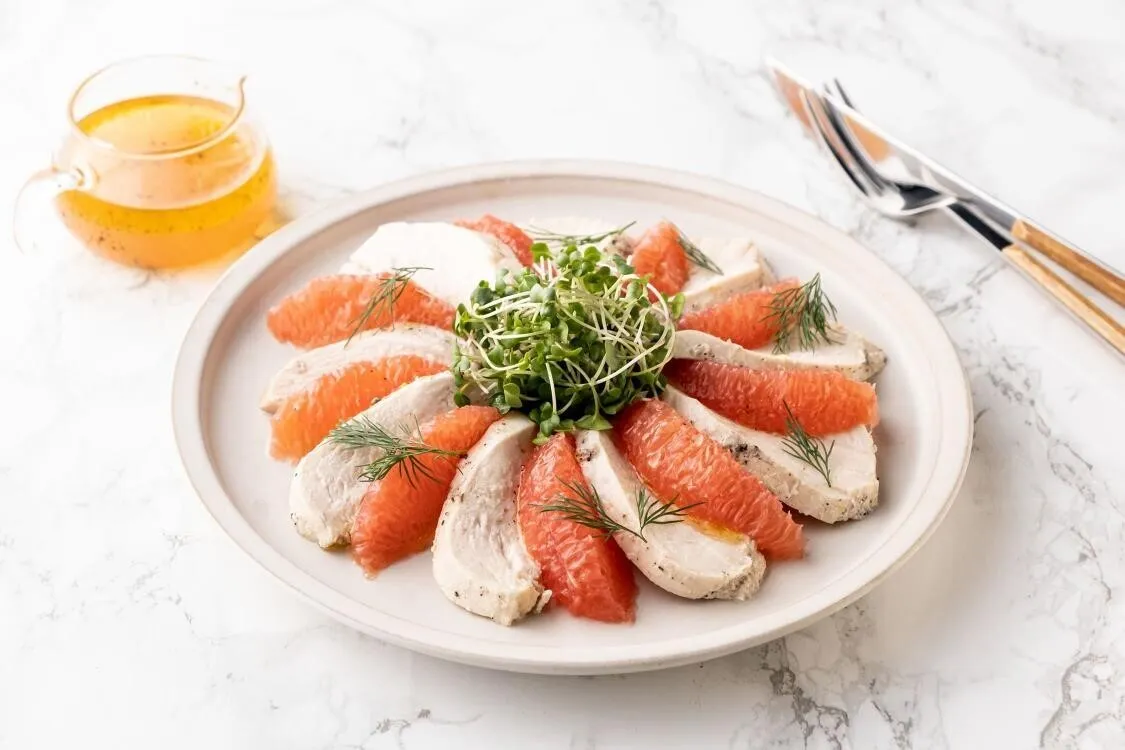 器に食べやすく切った②と③を交互に並べ、真ん中にスプラウトをのせてディルを散らし、④を回しかける。