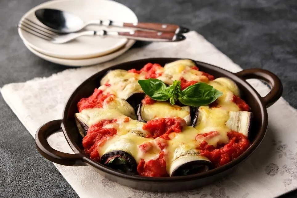 粗びき黒こしょうをふり、バジルの葉(分量外)を飾る。