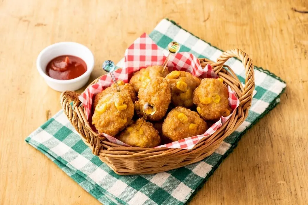 お好みでケチャップをつけていただく。