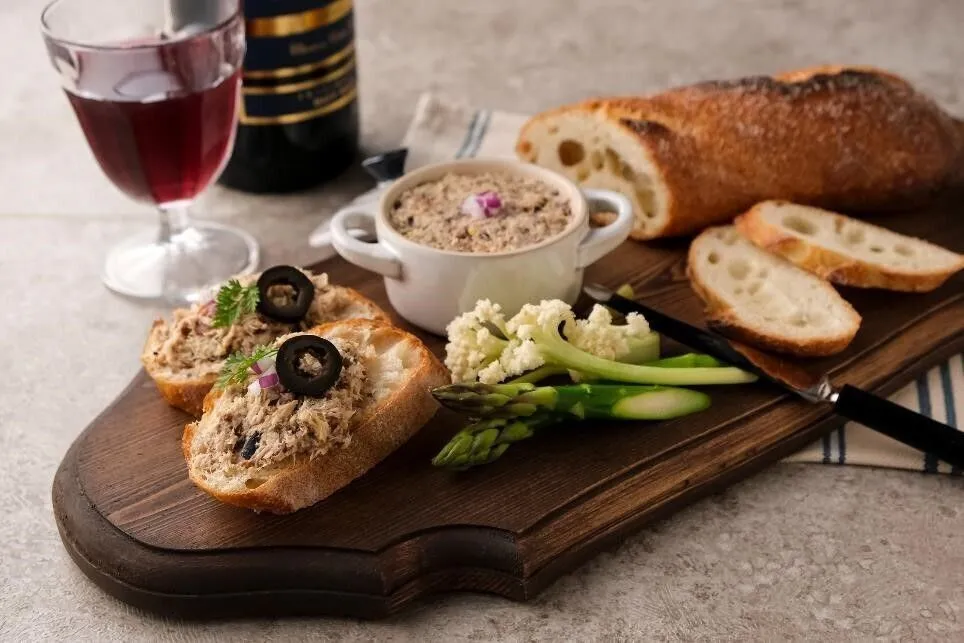 バゲットやお好みの野菜(写真はゆでたアスパラガス、カリフローレ)につけていただく。