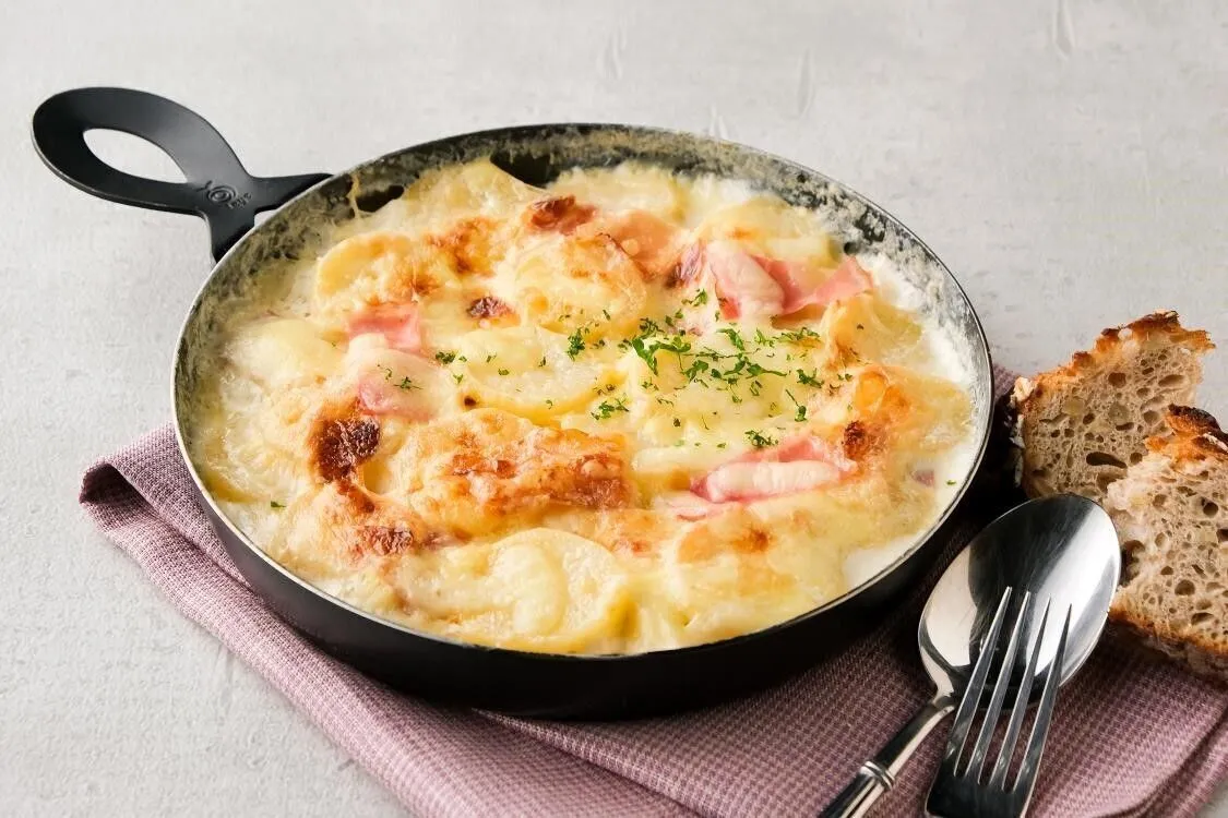 耐熱の器に③を入れ、ピザ用チーズを散らす。トースターでこんがりと焼き色がつくまで焼き、パセリを散らす。