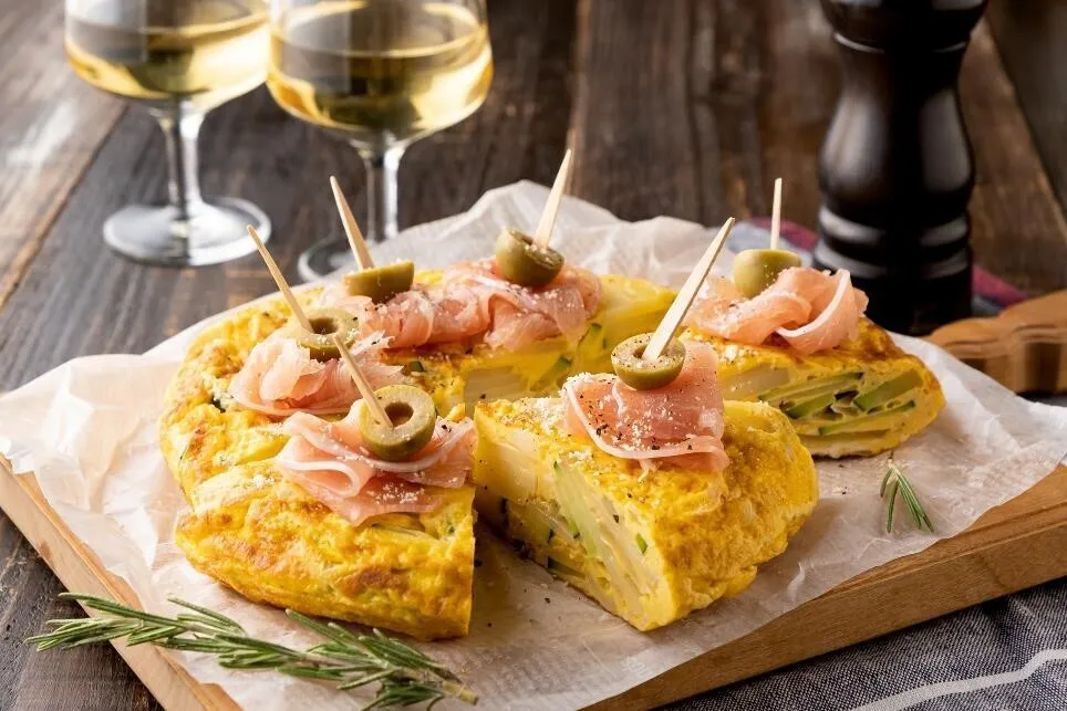 食べやすく切って器に盛り、お好みで生ハム、半分に切ったグリーンオリーブと一緒にピックに刺す。粉チーズ、粗びき黒こしょうをふる。