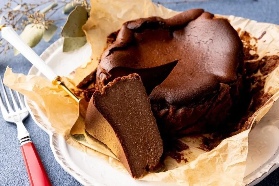 型に②を流し入れ、220℃に予熱したオーブンで約40分焼く。粗熱を取り、型に入れたまま冷蔵庫でしっかりと冷やす。（4時間以上～一晩）