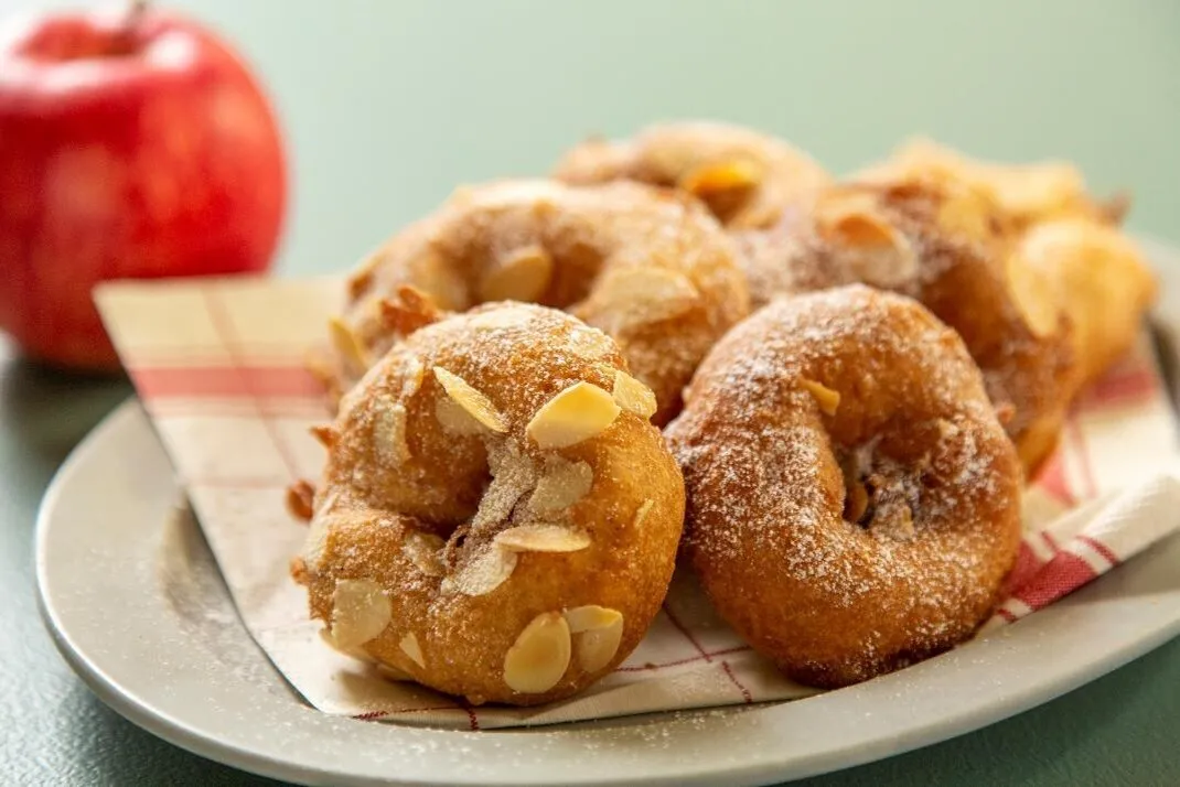 170度に熱した油で②を揚げ、粉糖をまぶす。